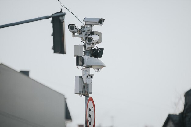 Ondiepe focusopname van verkeerscamera's met meerdere hoeken op de straatpaal