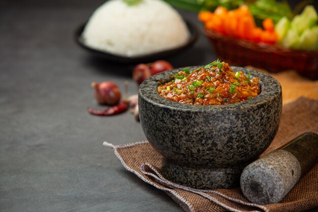 Ong chilipasta in een vijzel Gedecoreerd met mooie bijgerechten.