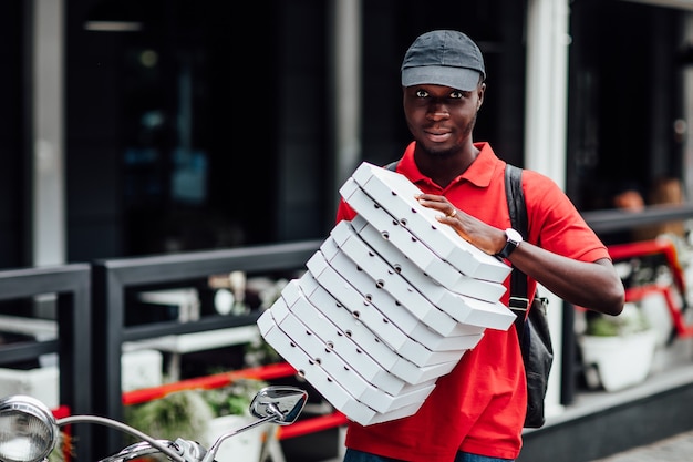 Ongeduldige pizzabezorger poseert op snelle motor