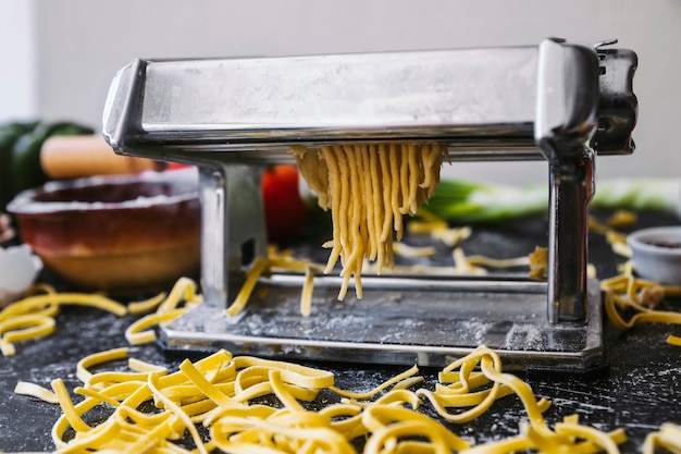 Ongekookte noedels en pastamachine