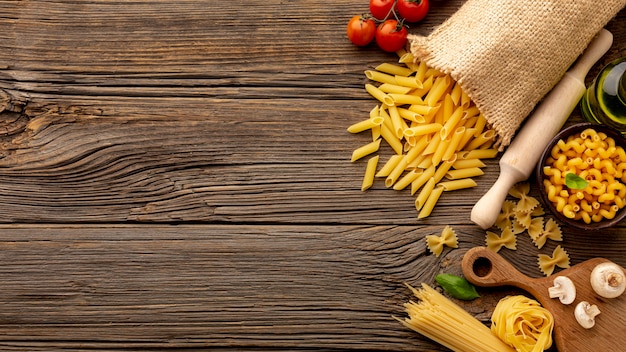 Ongekookte pasta met champignontomaten en kopie ruimte