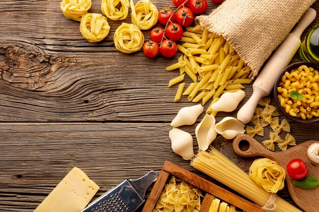 Ongekookte pasta mix met champignontomaten en kopie ruimte