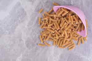 Gratis foto ongekookte pasta's in een paarse metalen container