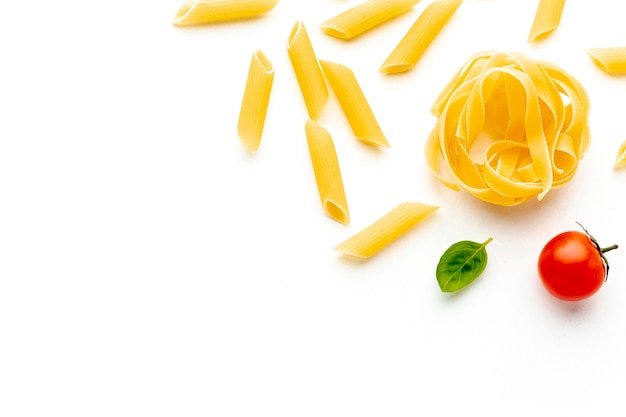 Gratis foto ongekookte penne en tagliatelle met exemplaarruimte