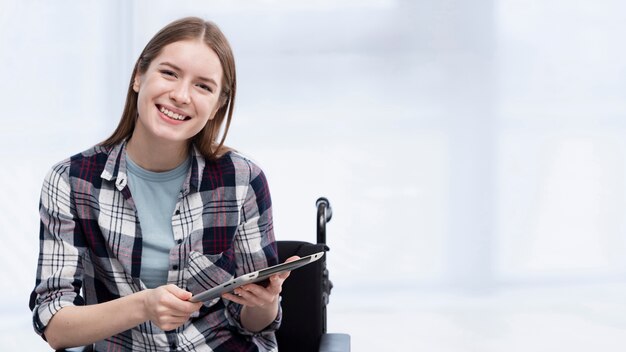 Ongeldige vrouw met tablet