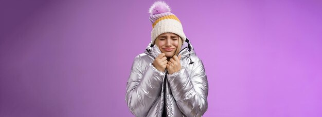 Ongelukkig snikken zeuren schattig blond meisje trekken jas strak lichaam gesloten ogen huilen ijskoud