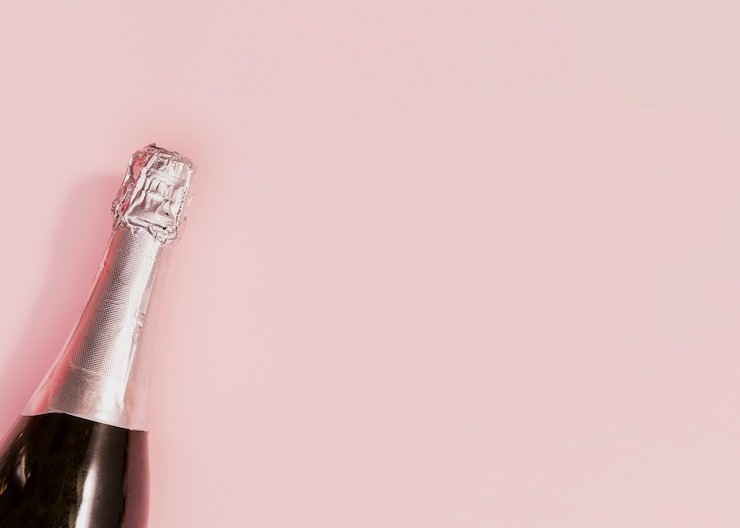 Gratis Foto ongeopende fles champagne bij nieuwjaar