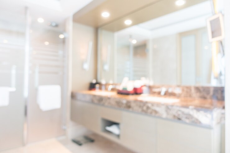 Gratis Foto ongericht badkamer met een grote spiegel