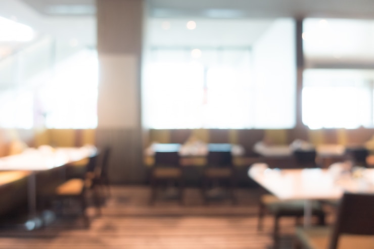Gratis Foto ongericht restaurant met nette tafels