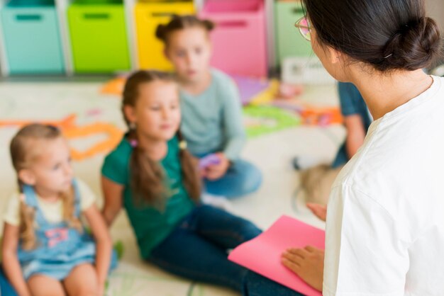 Ongerichte kinderen die aandacht besteden aan hun leraar