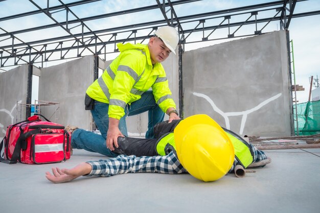 Lichamelijk letsel op het werk van bouwvakker. medische