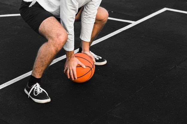 Gratis foto onherkenbare basketbalspeler training