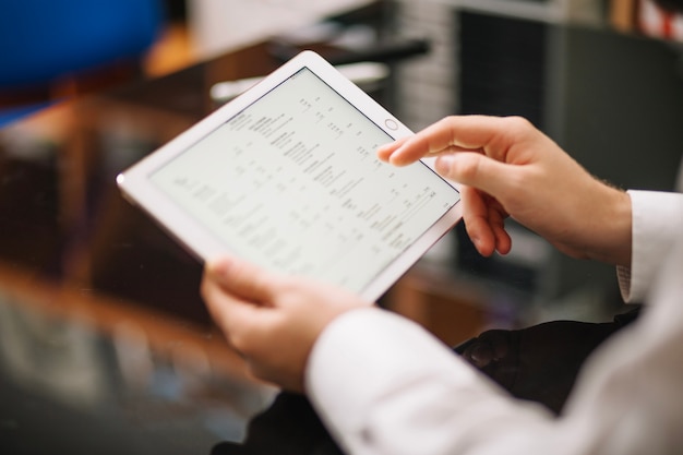 Onherkenbare man aan het werk met tablet