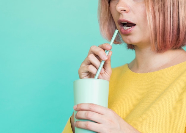 Onherkenbare vrouw die een drankje houdt