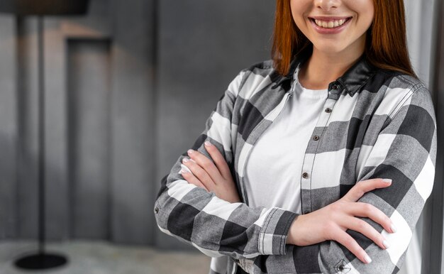 Onherkenbare vrouw met gekruiste armen