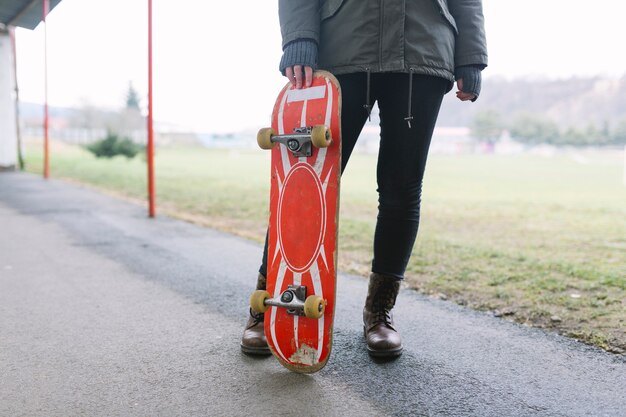 Onherkenbare vrouw met skateboard