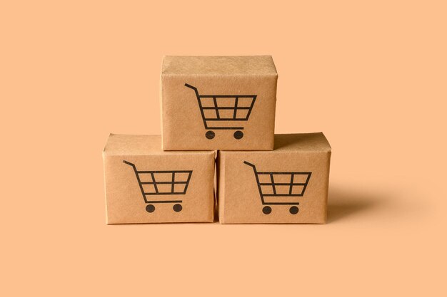 Online kopen en verkopen van goederen in de winkel. online winkelconcept. op een beige achtergrond.