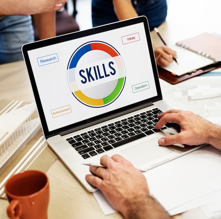 Gratis Foto online leren en vaardigheden concept op laptop scherm