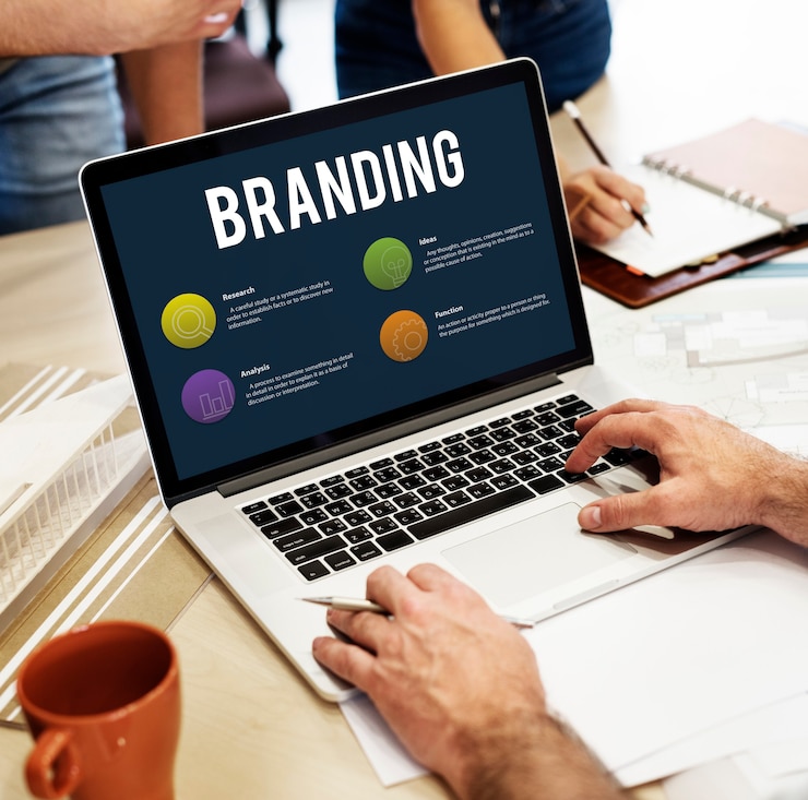 Gratis Foto online marketing en branding concept op laptopscherm