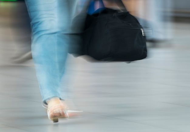 Gratis foto onscherp schot van vrouw met zwarte zak