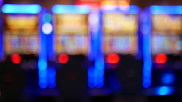 Onscherpe gokautomaten gloeien in casino, las vegas, vs. wazig gokken neon slots, geld spelen