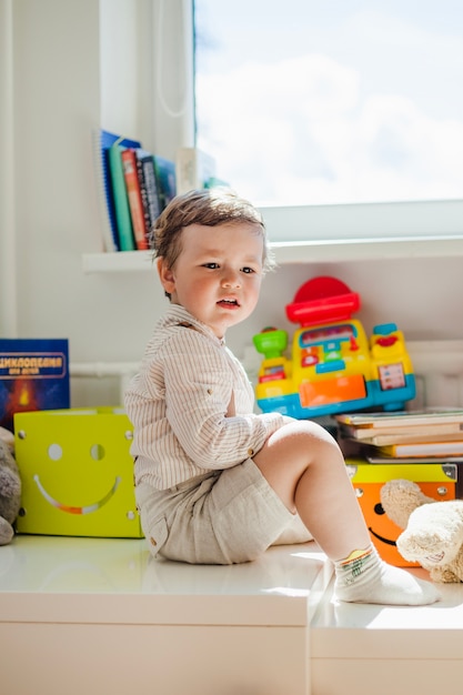 Onschuldige kind zitten in speelkamer