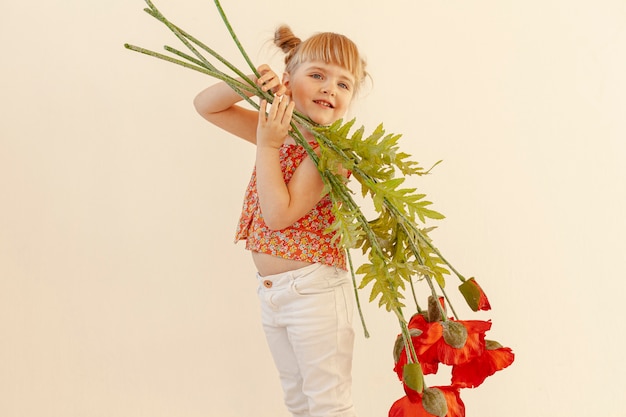 Onschuldige peuter bedrijf bloemen