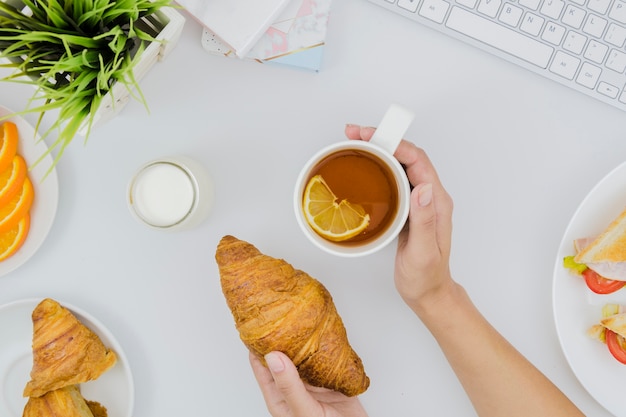 Ontbijt met croissants en fruit