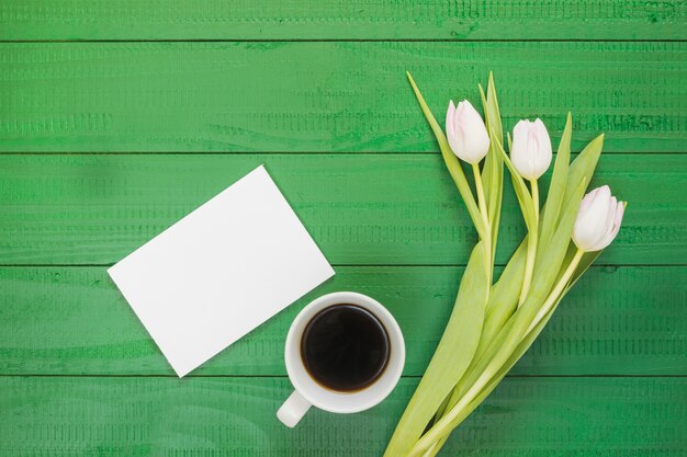 Ontbijt met koffiekop en bloemen