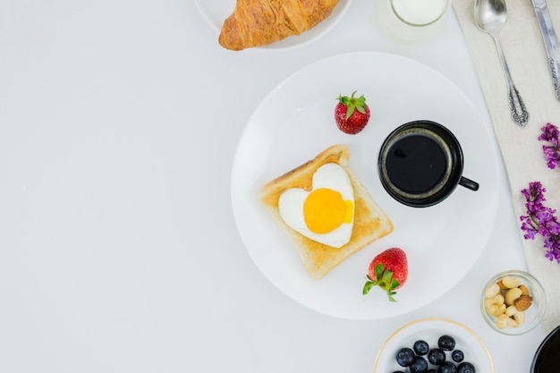 Gratis foto ontbijt met koffiekop en fruit