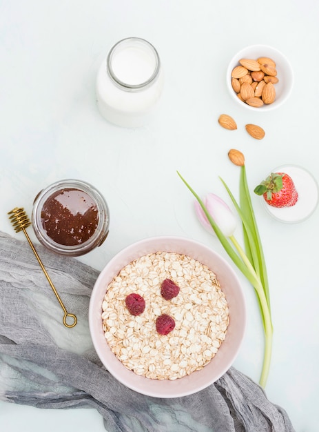 Ontbijt met ontbijtgranen en fruit