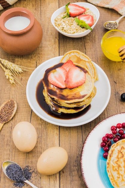 Gratis foto ontbijt met pannenkoeken en aardbeien