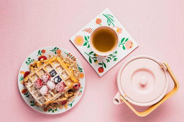 Gratis foto ontbijt met thee en wafels