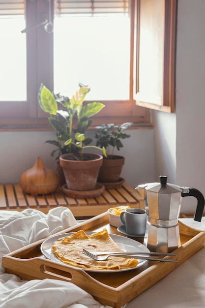 Gratis foto ontbijt op bed met pannenkoek hoge hoek
