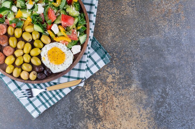 Ontbijtplank met groentesalade en snacks