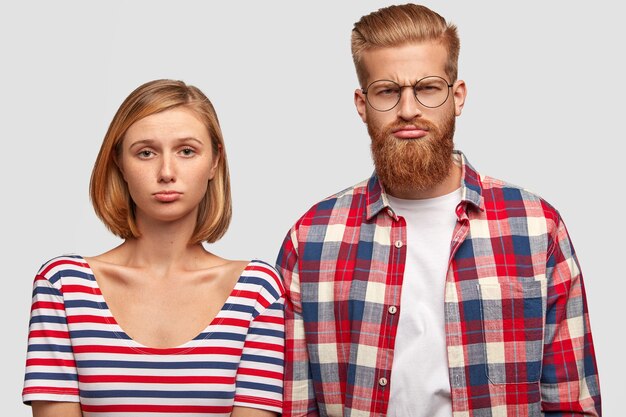 Ontevreden man en vrouw kunnen geen goed appartement met moderne gemakken vinden om voor een geschikte prijs te huren