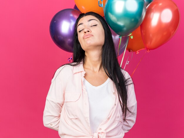 Ontevreden met gesloten ogen jong mooi meisje met ballonnen