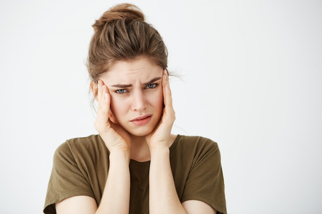 Ontevreden nerveuze jonge vrouw met hoofd. Hoofdpijn.