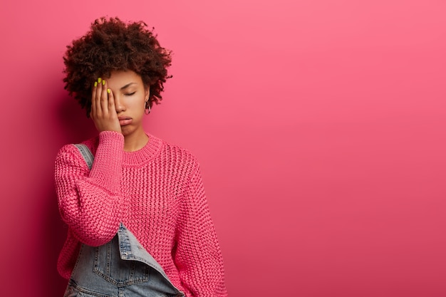 Ontevreden vermoeide vrouw bedekt gezicht van uitputting