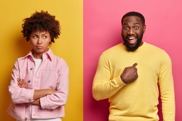 Ontevreden vrouw met donkere huid staat met gekruiste handen, keert het gezicht van echtgenoot na ruzie, voelt zich beledigd