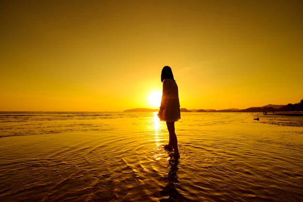 Ontspan vrouw op zoek naar zee op het strand