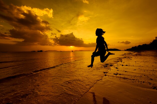 Ontspan Vrouw springen zee op het strand