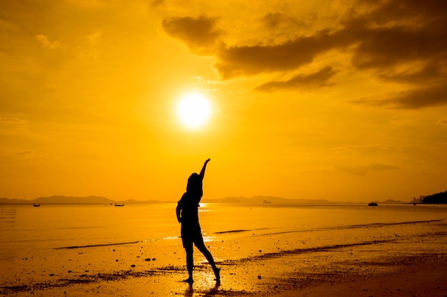 Ontspan Vrouw springen zee op het strand