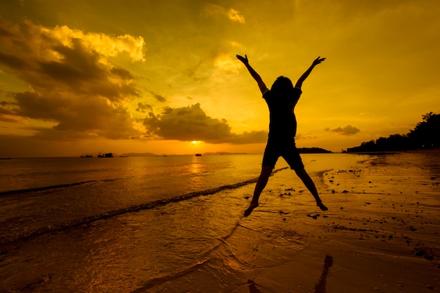 Gratis foto ontspan vrouw springen zee op het strand