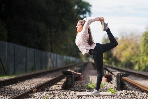 Ontspannen meisje het praktizeren yoga openlucht