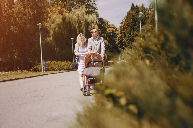 Ontspannen ouders wandelen in het park