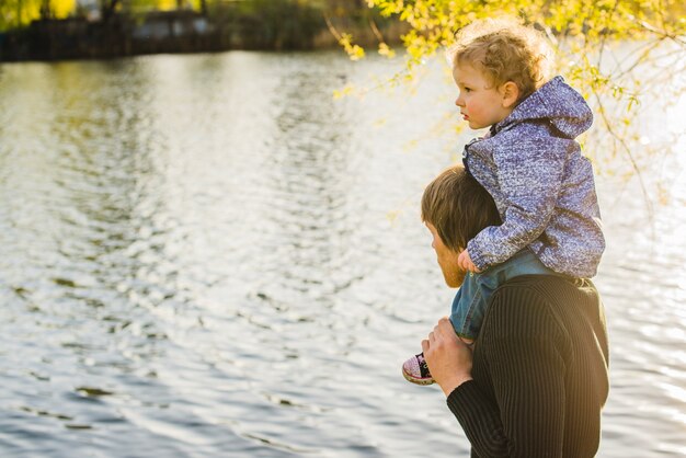 Ontspannen vader en zoon bij het meer