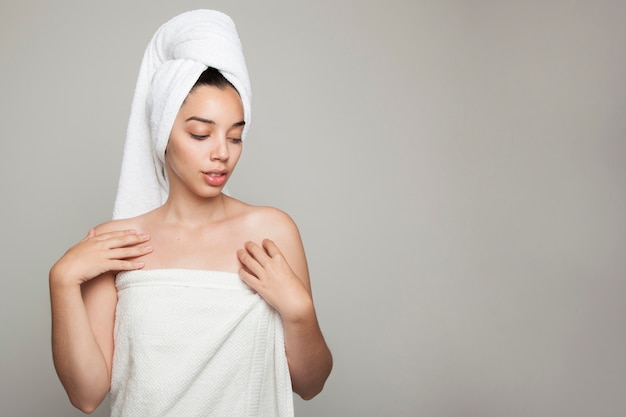 Gratis foto ontspannen vrouw na douche