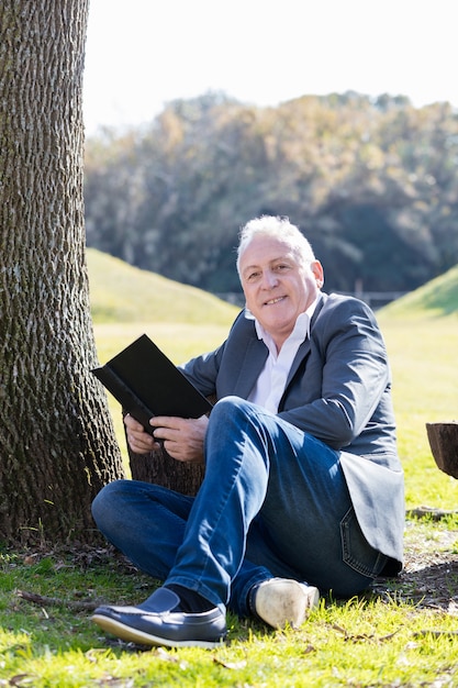 Ontspannen zakenman genieten van een boek