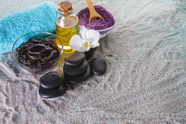 Gratis foto ontspannende spa-elementen met handdoeken